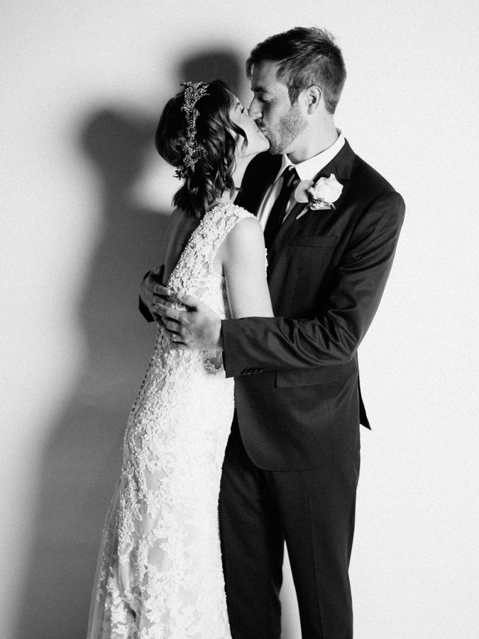 Bride and Groom Photobooth kiss