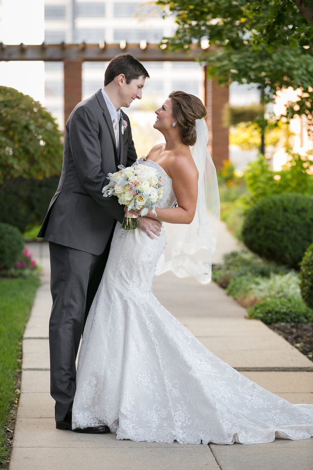 Real Weddings: Melissa + Luke – Romantic Modern Kansas City Wedding
