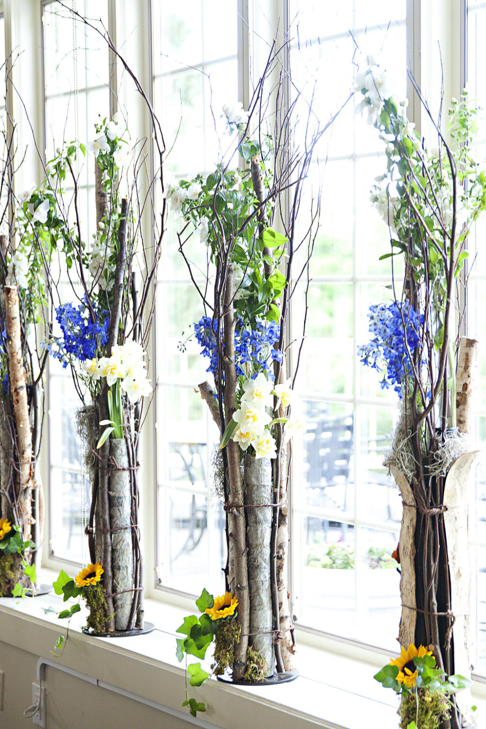 wooddy and blue floral wedding design