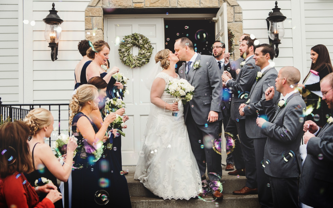 Leslie + Seth Get Hitched at The Hawthorne House